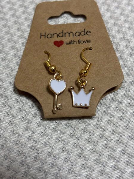 ハンドメイド ピアス ハート 王冠