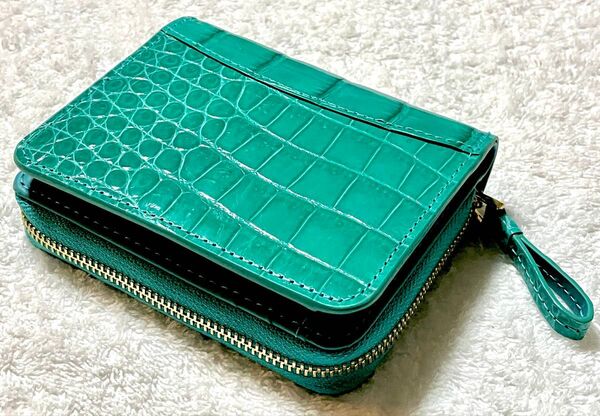 クロコダイル、ワニ革使いの二つ折り財布、光沢シャイニング加工のターコイズブルー