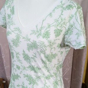 お値下げ★新品タグ付き♪ローラアシュレイとユニクロコラボ花柄 Vネック Tシャツ グリーン ホワイト系 Sサイズ