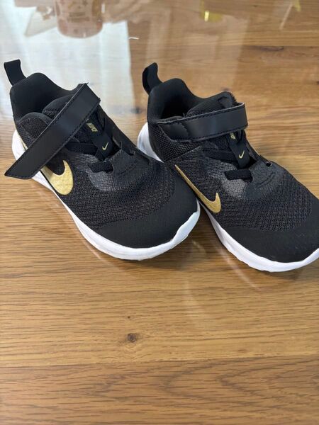 NIKE キッズ スニーカー ブラック/ゴールド15センチ