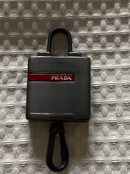 ●非売・廃盤●プラダスポーツ●伸縮自在キーホルダー●メタルPRADAロゴ刻印●ブランド主張●レッドライン●バッグ&パンツ等装着