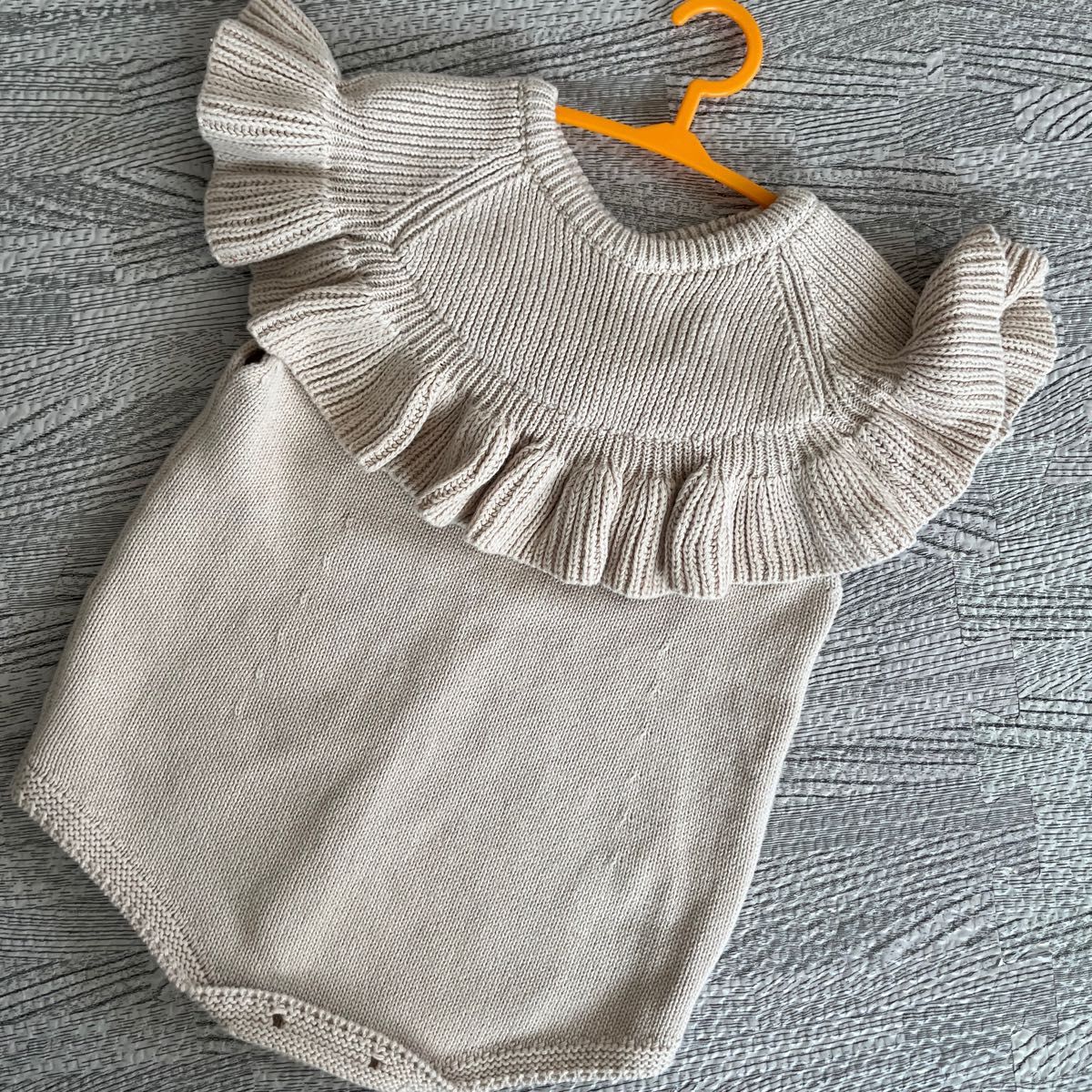 ベビー服 ロンパース ニット フリル ベージュ　サイズ73