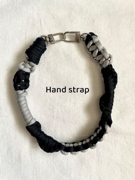 パラコード スマホ ハンドストラップ ハンドメイド ブラック×シルバー