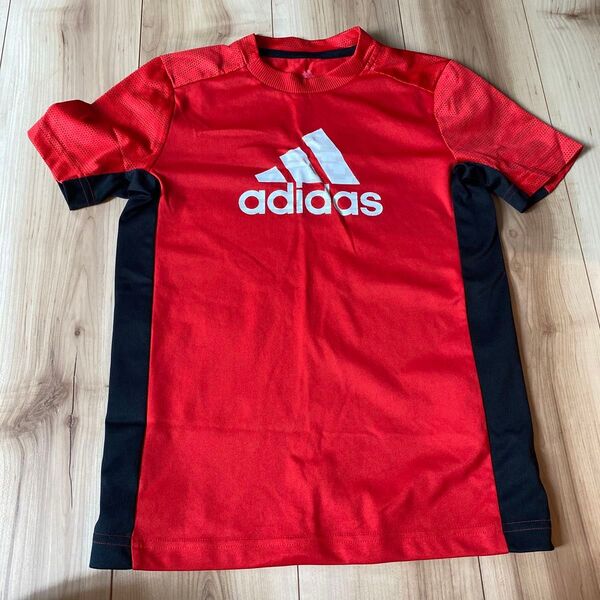 adidas ロゴ入り半袖Tシャツ レッド