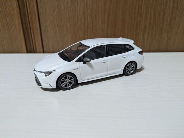 カラーサンプル 1/30 トヨタ カローラ ツーリング ホワイトパールクリスタルシャイン 非売品 ミニカー