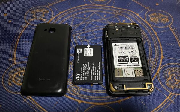 au KYF39 simロック解除済み 折りたたみケータイ