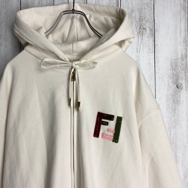 【入手困難】FENDI フェンディ ジップアップパーカー ホワイト 装飾ロゴ フーディ M