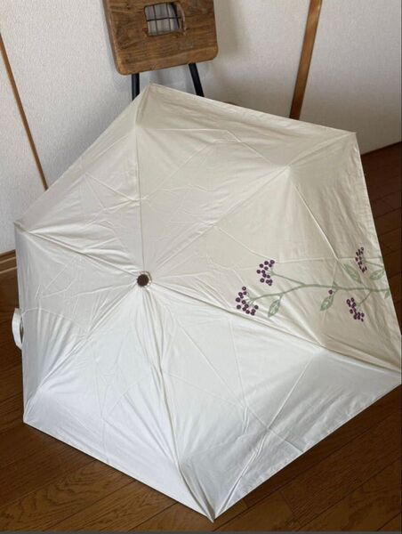 日傘 晴雨兼用 遮光99.99% ブラックコーティング折りたたみ傘 オフホワイト 木の実柄