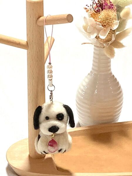 羊毛フェルト犬 ぶち犬のストラップ( レジンチャーム付) ハンドメイド