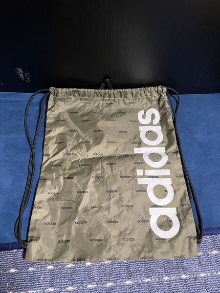 adidas 巾着袋 カーキ