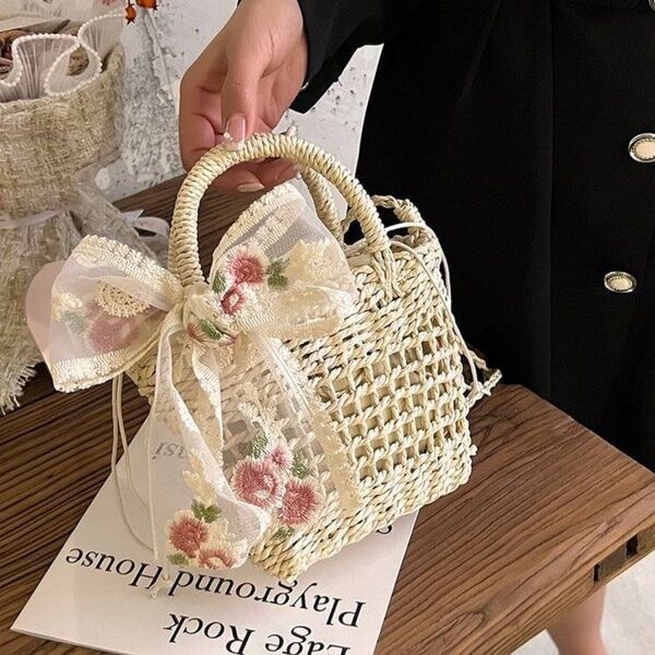 お花の刺繍とリボン付き かごバッグ ストローバッグ サマーバッグ バッグ 夏物 サマー ビーチ 軽量 軽い かわいい おしゃれ