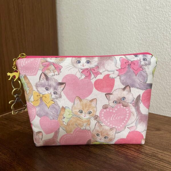 ☆ハンドメイド☆ ハート 子猫 猫 ふんわり 台形ポーチ 【S】 ナスカン付