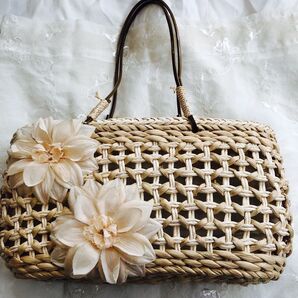 お花の飾りがついたカゴバッグ 夏 レディース 軽量