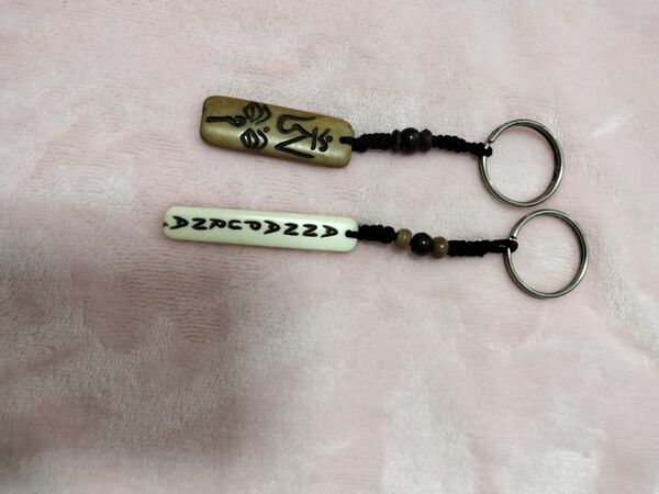 木製 キーホルダー 2個セット 彫刻 key holder