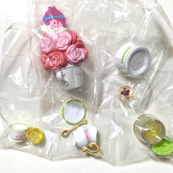 映画トロールズ ポピー コラボ 薔薇の花とティーセット ミニチュアフィギュア ポップマート マスコット置物