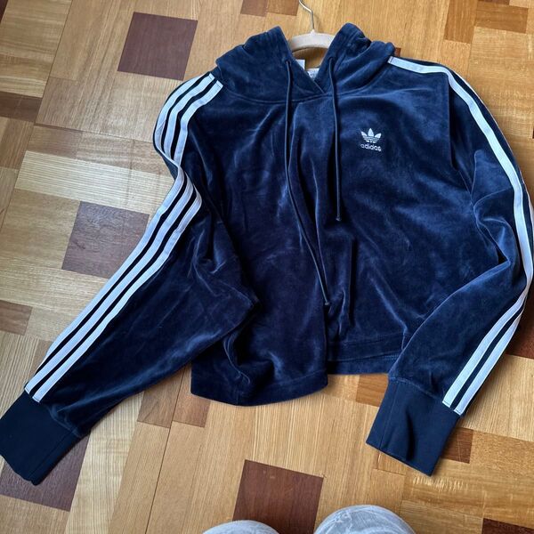 クーポン使用で更にお得 adidas ベロア 3ラインパーカー ショート丈 ネイビー