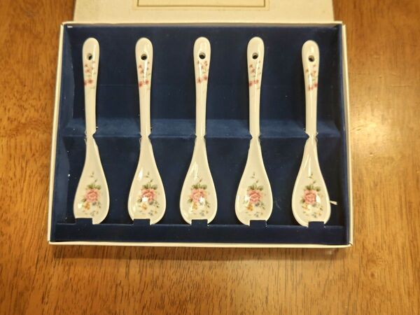 白い陶器のスプーン 5本セット 花柄 未使用
