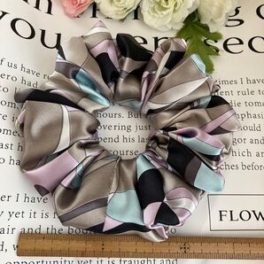 サテンシュシュ ベージュ 上品 ヘアアクセサリーハンドメイドシュシュ