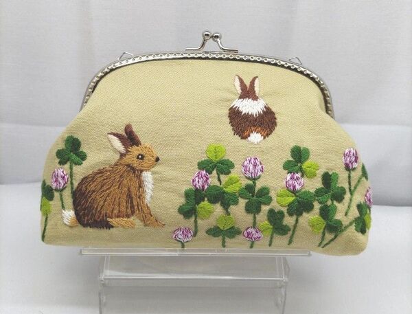 手刺繍 がま口 ポーチま(クローバー畑にて)B