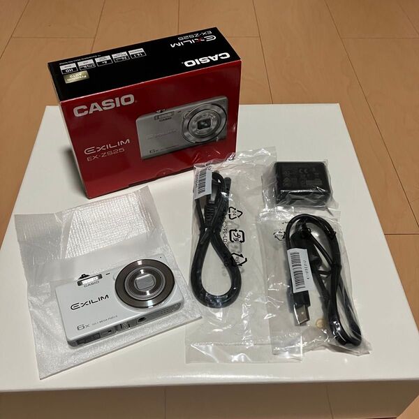 極美品 カシオ CASIO EXILIM EX-ZS25 ホワイト コンパクト デジタルカメラ コンデジ ほぼ未使用 送料込み