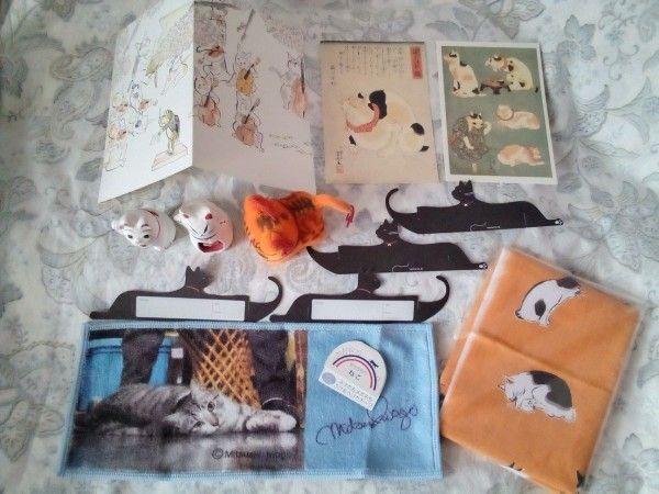 猫グッズ 岩合光昭さんのスマホもメガネも拭けるハンカチ、歌川国芳の絵葉書、歌川広重の手拭い、カード、立てる猫メモ、置物3個