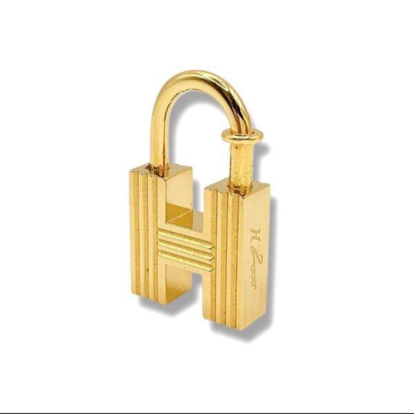 美品 HERMES エルメス 2000年限定 カデナ キーホルダー ゴールド バネ式 激レア 希少 ロゴ刻印 綺麗 チャーム