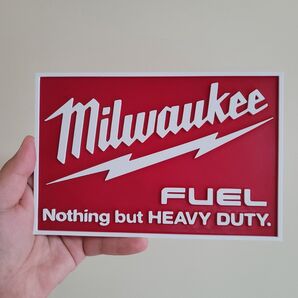 Milwaukee|ミルウォーキー FUELロゴプレート 赤地×白文字 工具ブランド風 インテリア雑貨