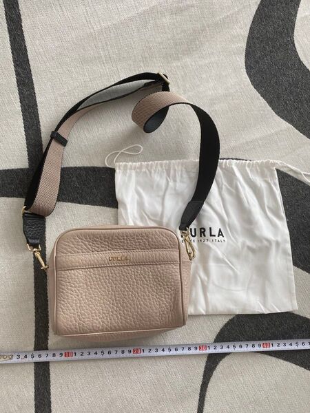 【FURLAフルラ】 ショルダーバッグ カメラバッグ ベージュ ピンク ショルダーベルト レザー