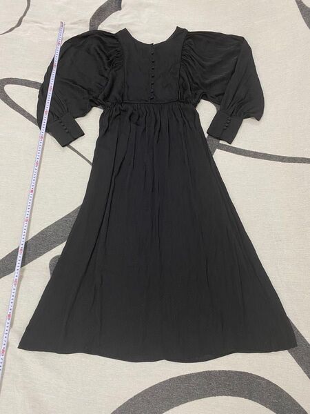 【vis】サテン シルク 光沢 ワンピース ドット 薄手 春秋 パフスリーブ お出かけ