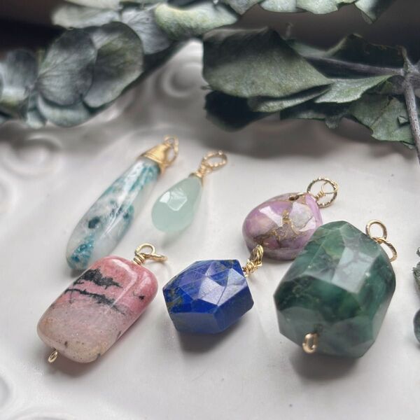 SALE【14kgf】天然石 チャーム6点セット 大粒エメラルド ラピスラズリ ハンドメイド