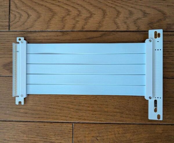 PCIe 4.0 X16ライザーケーブル 垂直GPUマウント ユニバーサル90度ソケット (20 cm) ホワイト