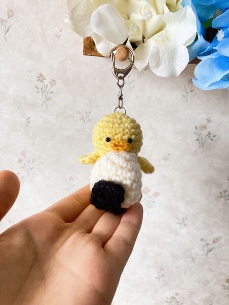 おにぎり抱っこひよこ キーホルダー ハンドメイド