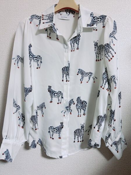 ドールアップウップス シマウマプリント ブラウス ZARA 総柄 長袖シャツ 白 ホワイト系