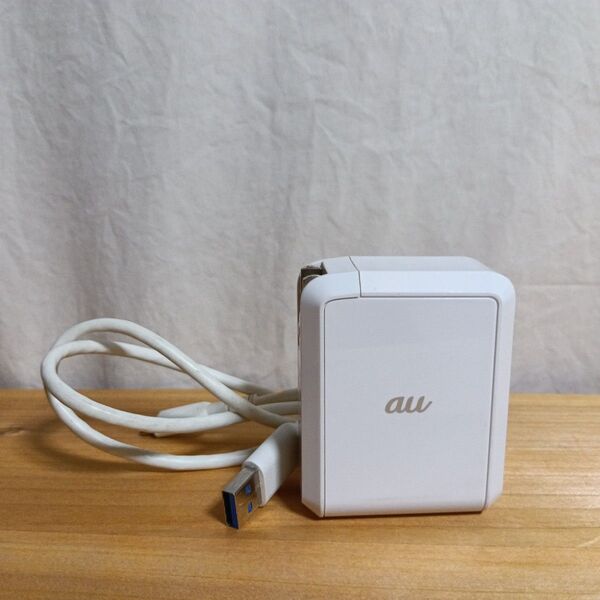 中古品/au 急速充電QC3.0対応2ポートUSBチャージャー R07P001W