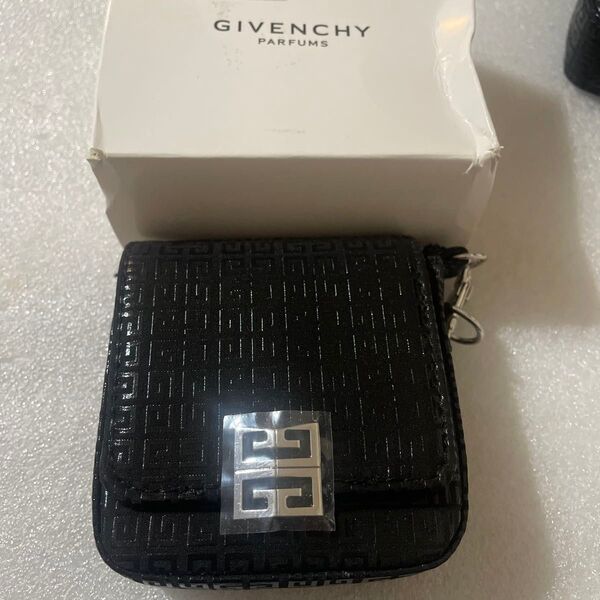 新品未使用ジバンシー 4Gノベルティ ポーチ ブラック 箱付き