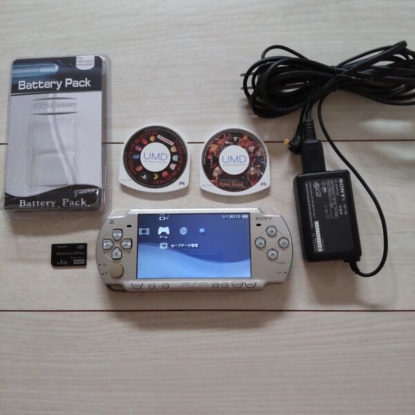 美品★psp2000本体シルバー★新品バッテリー、ゲーム2つ、メモリー、充電器付き♪動作OK!除菌済み!