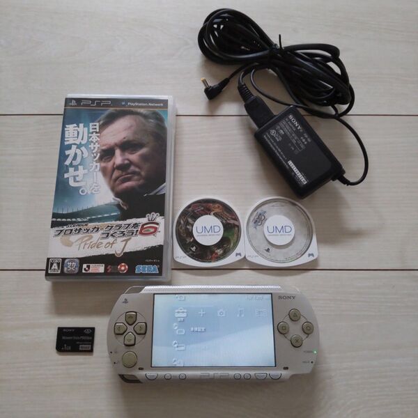 美品★psp本体★シルバー3。純正バッテリー、ゲーム3つ、メモリー、充電器付き♪通電、充電確認済み!