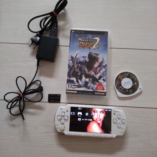 美品★psp2000本体★白。新品バッテリー、ゲーム2つ、メモリー、充電器付き♪動作OK!除菌済み!