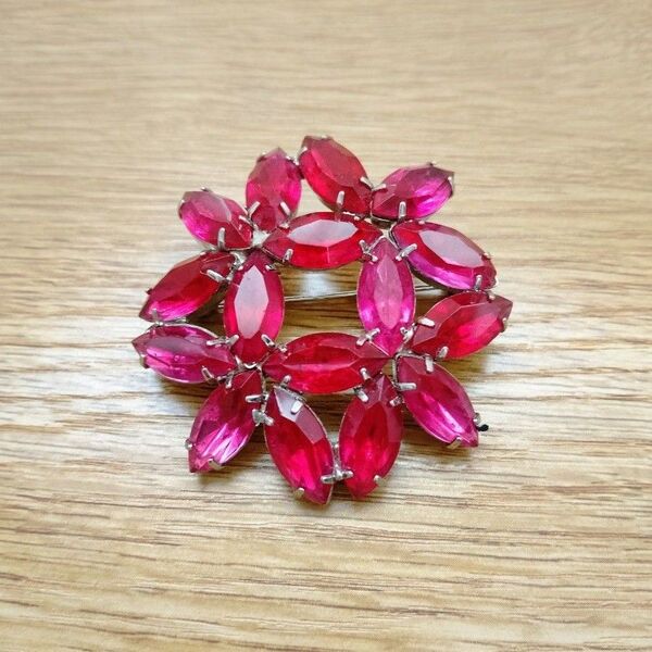 ビンテージ ブローチ ルビー色のガラスのお花