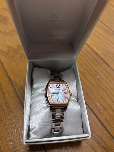 SEIKO LUKIA 腕時計 レディース ピンク シェル文字盤 ラインストーン