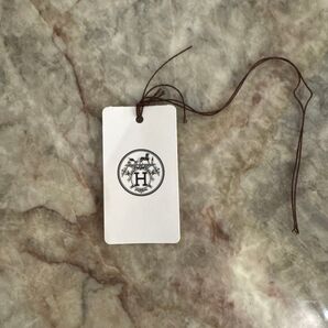 エルメス HERMESロゴ付きタグ ホワイト