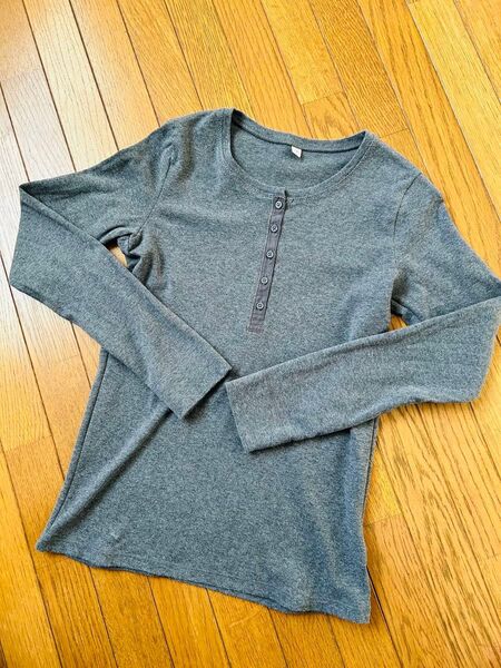 【美品】UNIQLOユニクロ レディース ヘンリーネック長袖Tシャツ グレー M ボタン付き