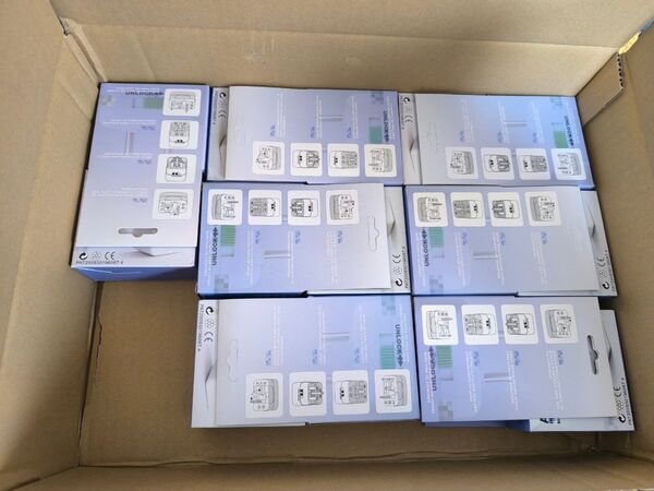 各国で使用可能/ワールドマルチプラグ 海外旅行 電源 必携品/14個/新品