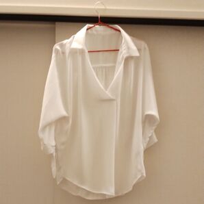 新品未使用 白ブラウス 七分袖 Vネック M ゆったりデザイン