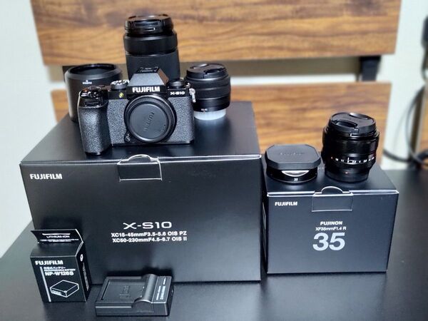 フジフィルム X-S10 ダブルズームキット + XF35mmF1.4R + 予備バッテリー充電器付き 【シャッター数779枚】