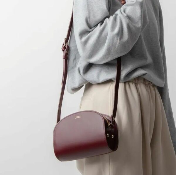 【A.P.C. / アーペーセー ショルダーバッグ ハーフムーン DEMI-LUNE レザーバッグ レディース サック ボルドー