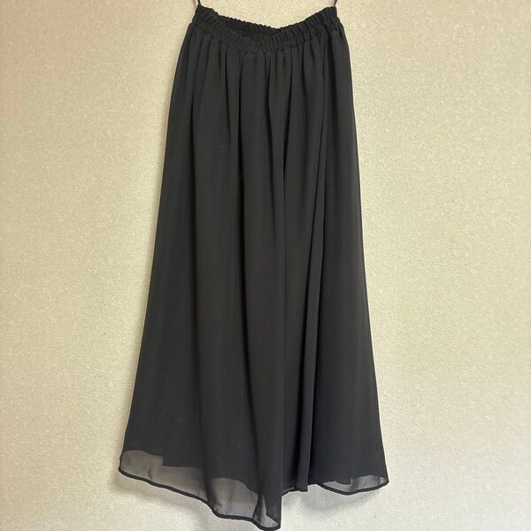 黒のシフォンスカート