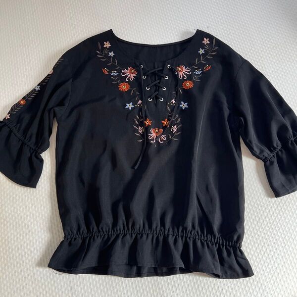 花柄刺繍 レースアップブラウス 五分袖