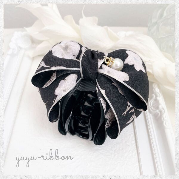 花柄リボンのバンスクリップ ハンドメイド ブラック マグノリア 木蓮 上品 フォーマル お呼ばれ パール 卒業式 ヘアリボン