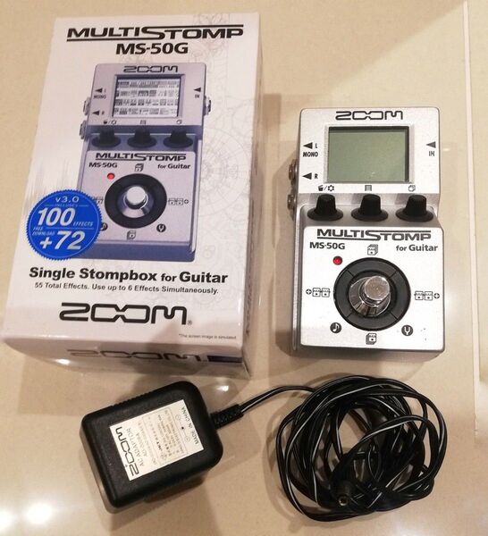 ZOOM MULTISTOMP 多機能エフェクター、LCDディスプレイ搭載箱、ACアダプター付属。